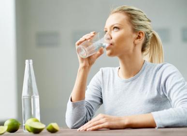 Nước kho&aacute;ng hỗ trợ giảm c&acirc;n hiệu quả