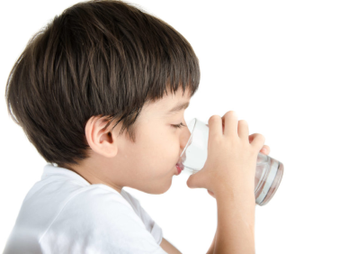 Trẻ em v&agrave; nhu cầu uống nước