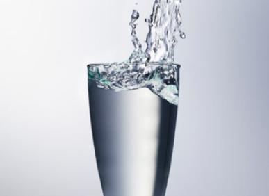 Uống nước đ&uacute;ng c&aacute;ch mỗi ng&agrave;y: da đẹp l&ecirc;n tr&ocirc;ng thấy r&otilde;