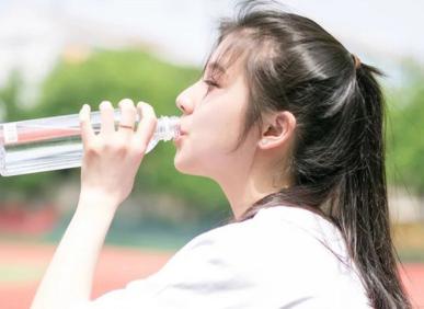 10 lợi &iacute;ch tuyệt vời của nước c&oacute; thể bạn chưa biết