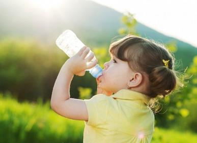 Nắng n&oacute;ng cảnh gi&aacute;c với t&igrave;nh trạng mất nước ở trẻ
