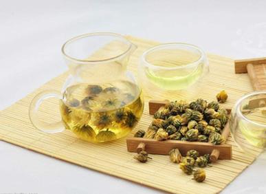 Những ai kh&ocirc;ng n&ecirc;n u&ocirc;́ng trà hoa cúc? Tác dụng phụ của trà hoa cúc