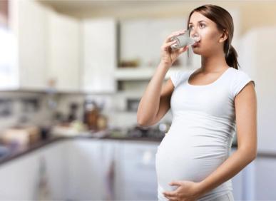 Bầu uống nước kho&aacute;ng c&oacute; ga được kh&ocirc;ng? Chuy&ecirc;n gia trả lời