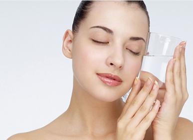 Bạn đ&atilde; uống nước đ&uacute;ng c&aacute;ch - Thời kh&oacute;a biểu uống nước gi&uacute;p da dẻ hồng h&agrave;o sau 7 ng&agrave;y