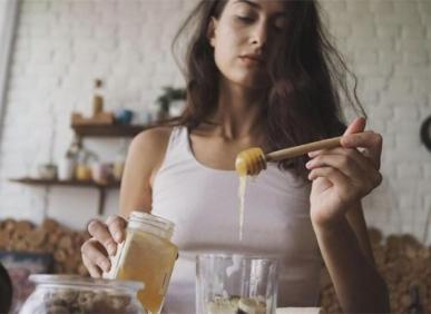 Mang bầu uống mật ong được kh&ocirc;ng?