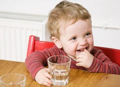 Trẻ uống bao nhi&ecirc;u nước theo lứa tuổi