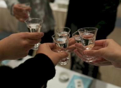 C&aacute;ch uống rượu kh&ocirc;ng say? Mẹo gi&uacute;p bạn nhanh tỉnh sau khi uống rượu