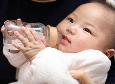 Trẻ sơ sinh dưới 6 th&aacute;ng tuổi c&oacute; cần uống nước hay kh&ocirc;ng