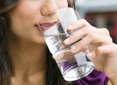 N&ecirc;n uống nước kho&aacute;ng hay nước tinh khiết, chuy&ecirc;n gia trả lời