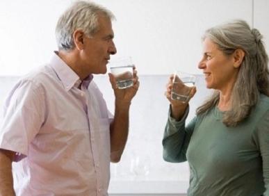 Người cao tuổi n&ecirc;n tu&acirc;n thủ những quy tắc &ldquo;v&agrave;ng&rdquo; khi uống nước