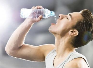 Người lao động nặng uống nước như thế n&agrave;o? 