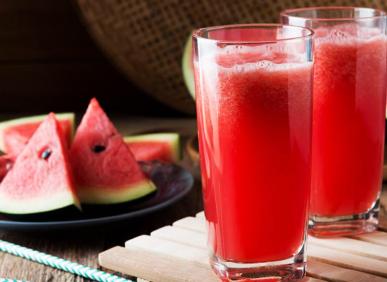 Nước &eacute;p dưa hấu c&oacute; t&aacute;c dụng g&igrave;? Lưu ý khi dùng nước ép dưa h&acirc;́u