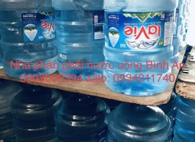 Uống nước kho&aacute;ng h&agrave;ng ng&agrave;y