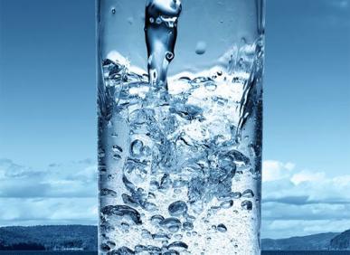 Uống nước đ&uacute;ng c&aacute;ch mỗi ng&agrave;y: da đẹp l&ecirc;n tr&ocirc;ng thấy