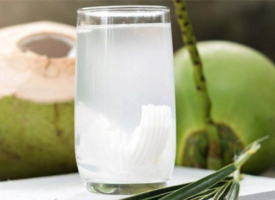 Sốt uống nước dừa được kh&ocirc;ng? C&aacute;ch uống nước dừa đ&uacute;ng