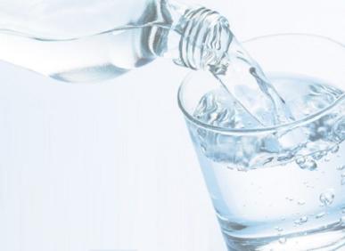 Sử dụng nước kho&aacute;ng như thế n&agrave;o cho đ&uacute;ng?