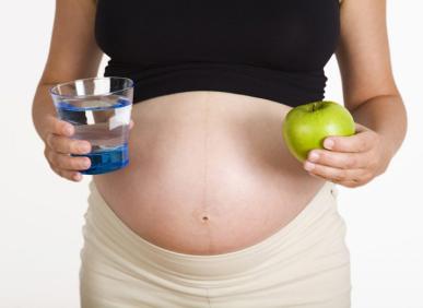 Mẹ bầu uống nước đ&uacute;ng c&aacute;ch v&agrave;o ng&agrave;y h&egrave; như n&agrave;o?