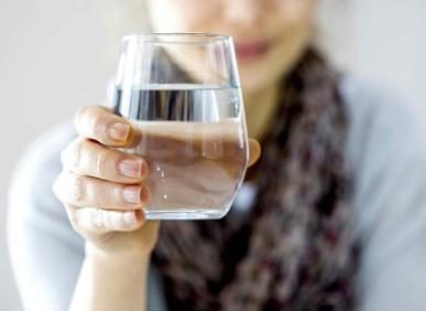 Uống nước để ph&ograve;ng chống sỏi thận