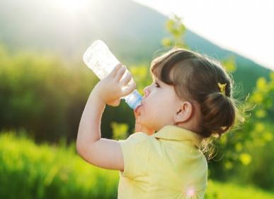 Trẻ uống bao nhi&ecirc;u ml nước theo lứa tuổi