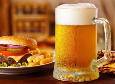Uống bia c&oacute; n&oacute;ng kh&ocirc;ng? Hướng dẫn uống bia đ&uacute;ng c&aacute;ch