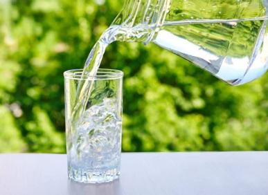 Những thời điểm n&ecirc;n v&agrave; kh&ocirc;ng n&ecirc;n uống nước trong ng&agrave;y