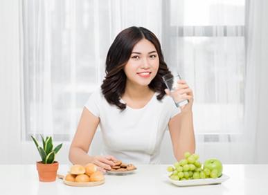 Uống nhiều nước hơn gi&uacute;p bạn giảm c&acirc;n như thế n&agrave;o?