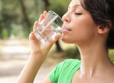 Uống nước lọc - c&aacute;ch giảm b&eacute;o sau sinh hiệu quả?
