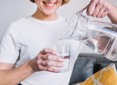 Uống nước như thế n&agrave;o l&agrave; đ&uacute;ng c&aacute;ch? 7 điều quan trọng cần biết