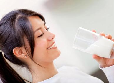 Có n&ecirc;n u&ocirc;́ng sữa lúc đói kh&ocirc;ng? Những ảnh hưởng bạn có th&ecirc;̉ chưa bi&ecirc;́t