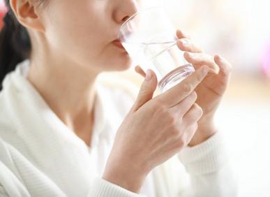 T&aacute;c dụng của nước kho&aacute;ng mặn: Lợi &iacute;ch v&agrave; ảnh hưởng đến sức khỏe