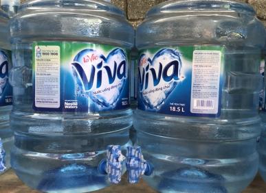 Uống nước kho&aacute;ng thi&ecirc;n nhi&ecirc;n - th&oacute;i quen tốt mỗi ng&agrave;y